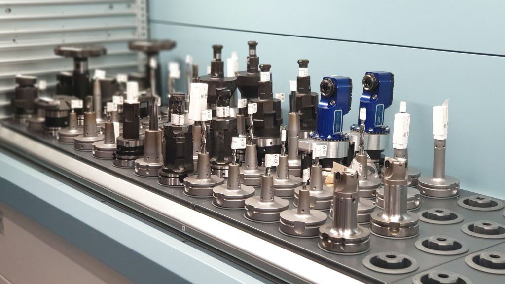 I lagersystemet tillhandahåller MAPAL alla verktyg som behövs för en komponent via verktygshanteringen. För hjullagerhus krävs 45 till 55 olika verktyg.