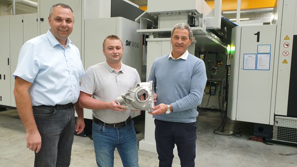 Presenterar ett bakaxelhus (från vänster): Stephan Streck (MAPALs tekniska konsult), Eugen Bien (MAPALs applikationsingenjör) och Helmut Häckl (VD, Schabmüller).